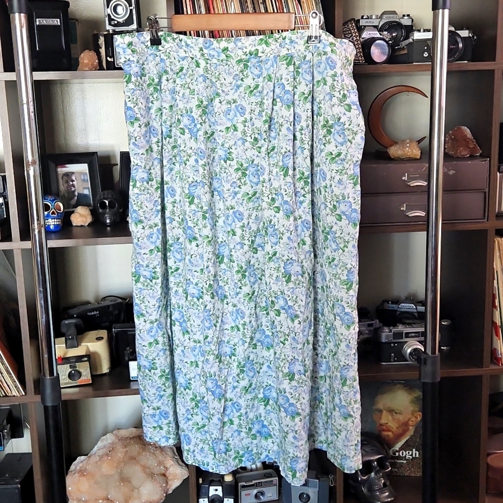 20W VTG Floral Skirt w/Pockets!